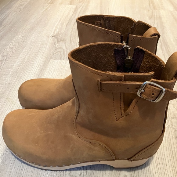 Like new. Sandgrens New York Low Clog Wooden Boots Size 40. Minor scuffs. - Picture 3 of 10